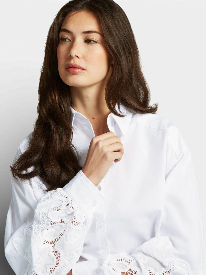 Witte bloes met kanten detail Amal Beaumont