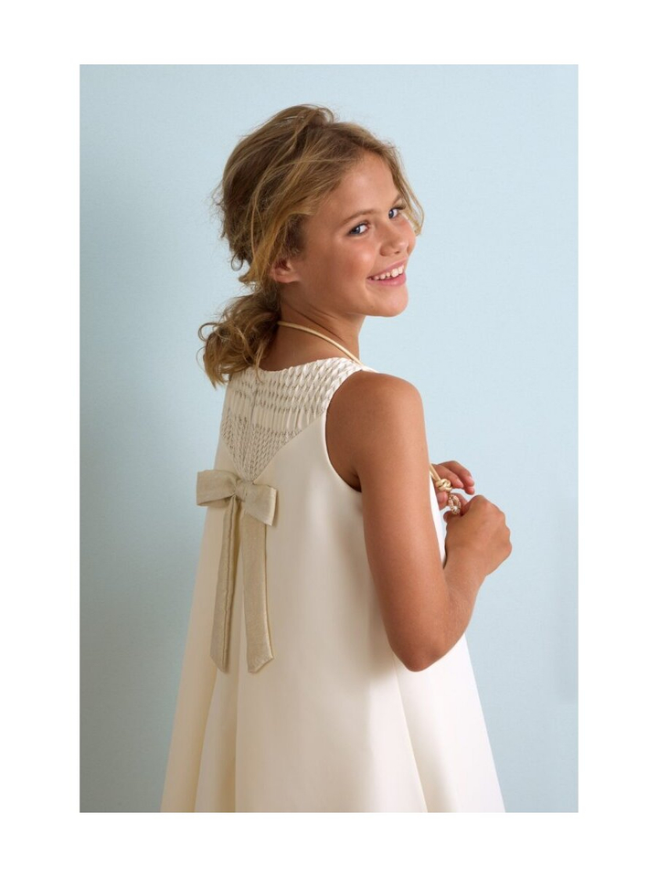 Beige jurk met goudkleurige strik en structuur op de rug communie Diamante Blu