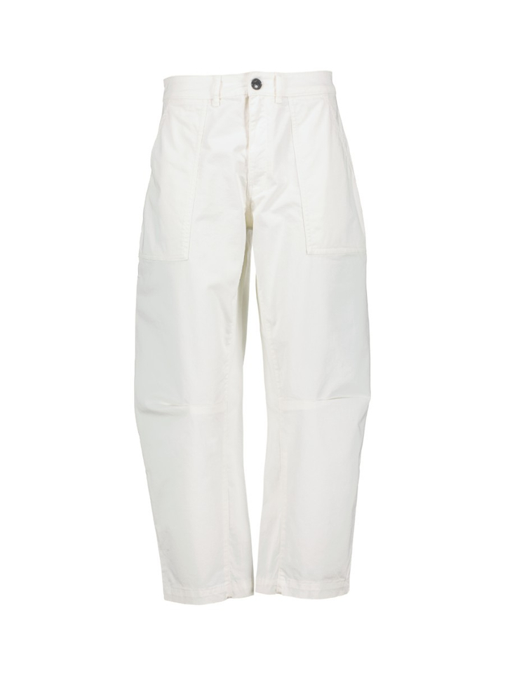 Witte geklede Kiara Bellerose