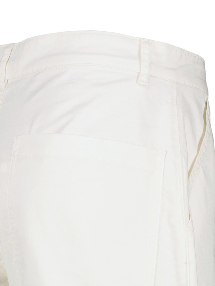 Witte geklede Kiara Bellerose
