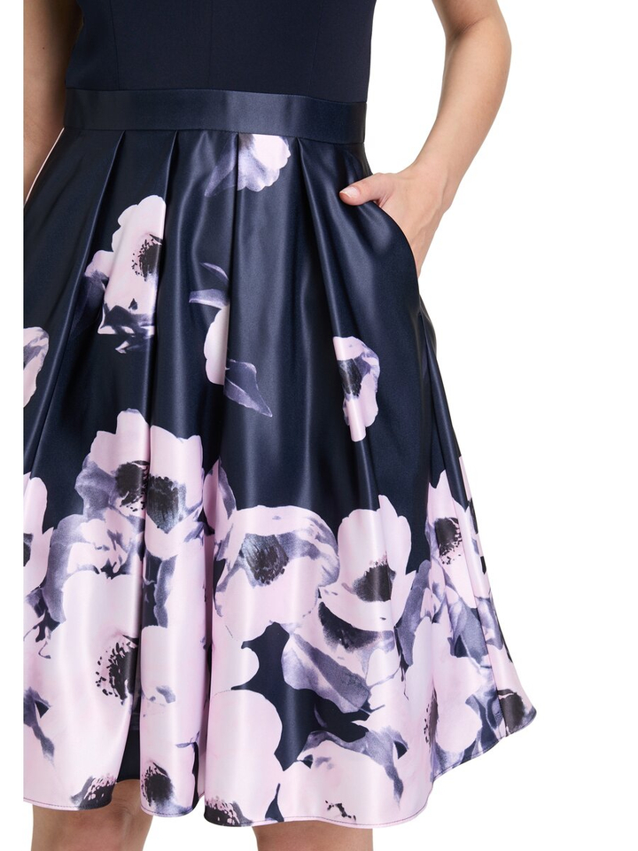 Zwarte jurk met roze bloemenprint Vera Mont