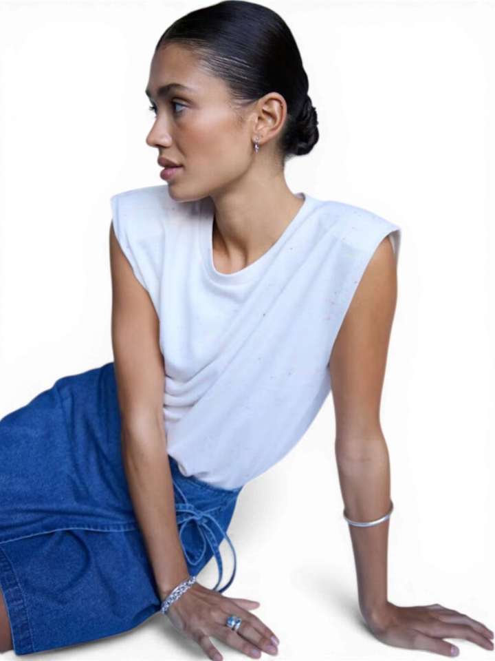 Ecru top met opgevulde schouders en roze stip detail Nimbola Ichi 