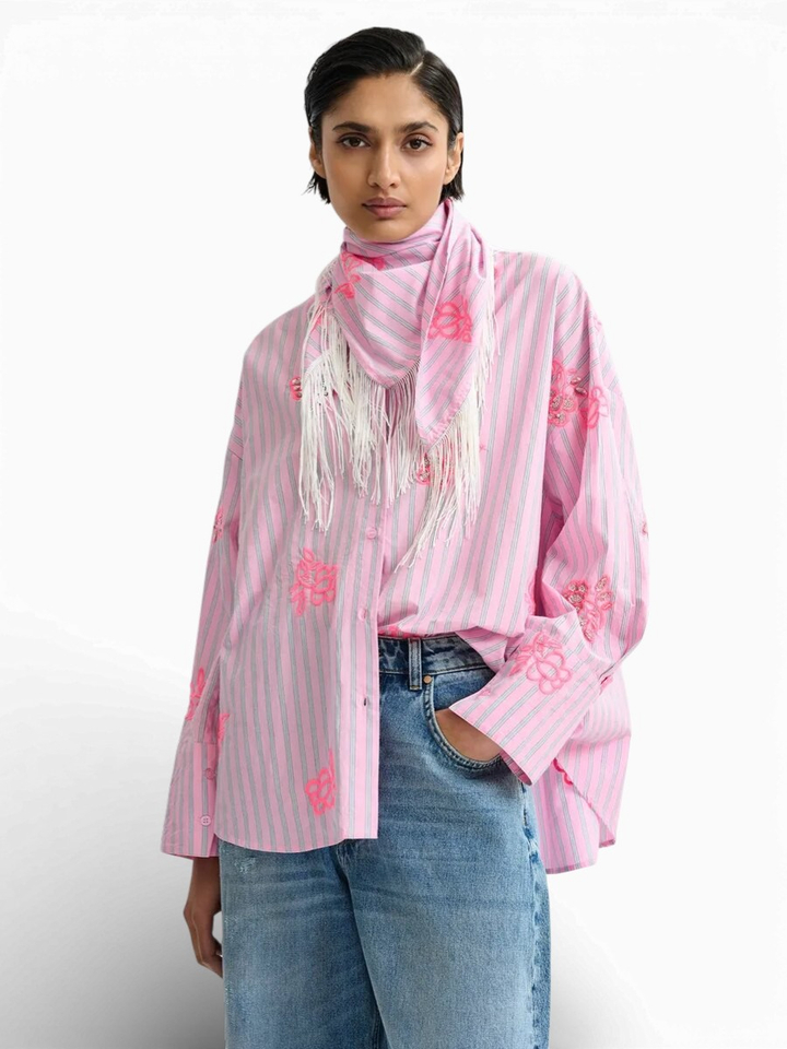 Roze katoenen overhemd met blauwe krijtstrepen en geborduurde details Jalinki Essentiel