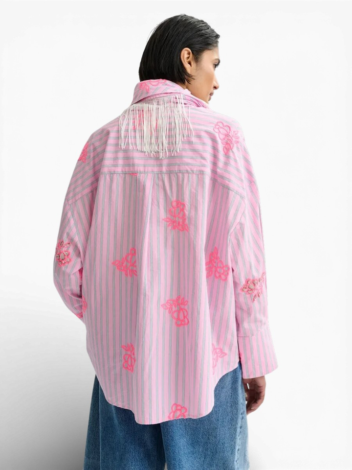 Roze katoenen overhemd met blauwe krijtstrepen en geborduurde details Jalinki Essentiel