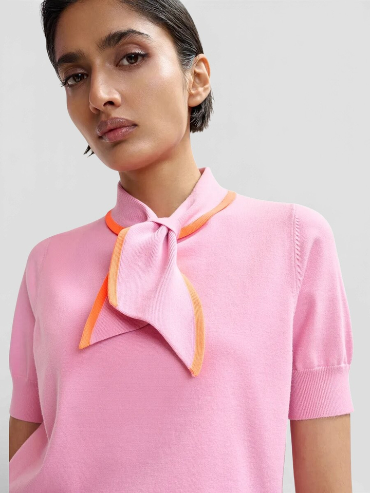 Roze fijn gebreide polo met oranje sjaalachtige contrasterende kraag Jonda Essentiel 