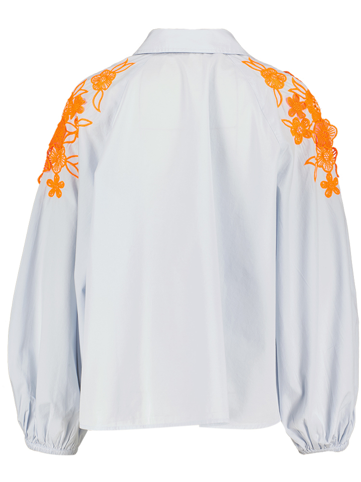 Lichtblauwe bloes met fluo oranje bloemen Joella Essentiel 