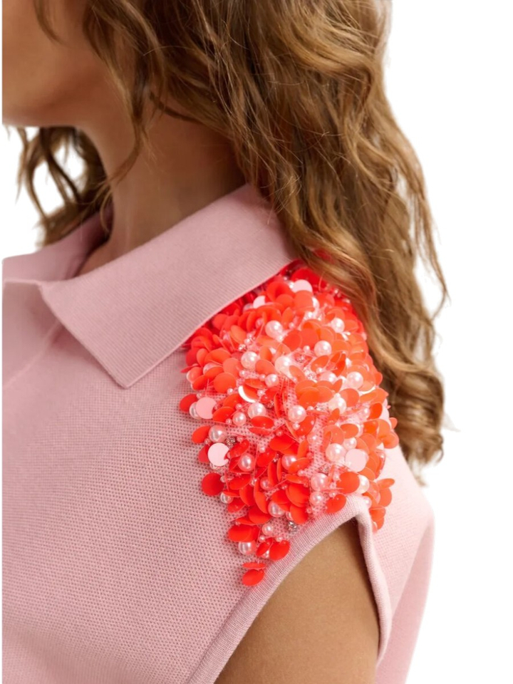 Lichtroze mouwloze polo met oranje versierde schouders Joline Essentiel