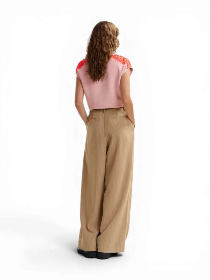 Lichtroze mouwloze polo met oranje versierde schouders Joline Essentiel