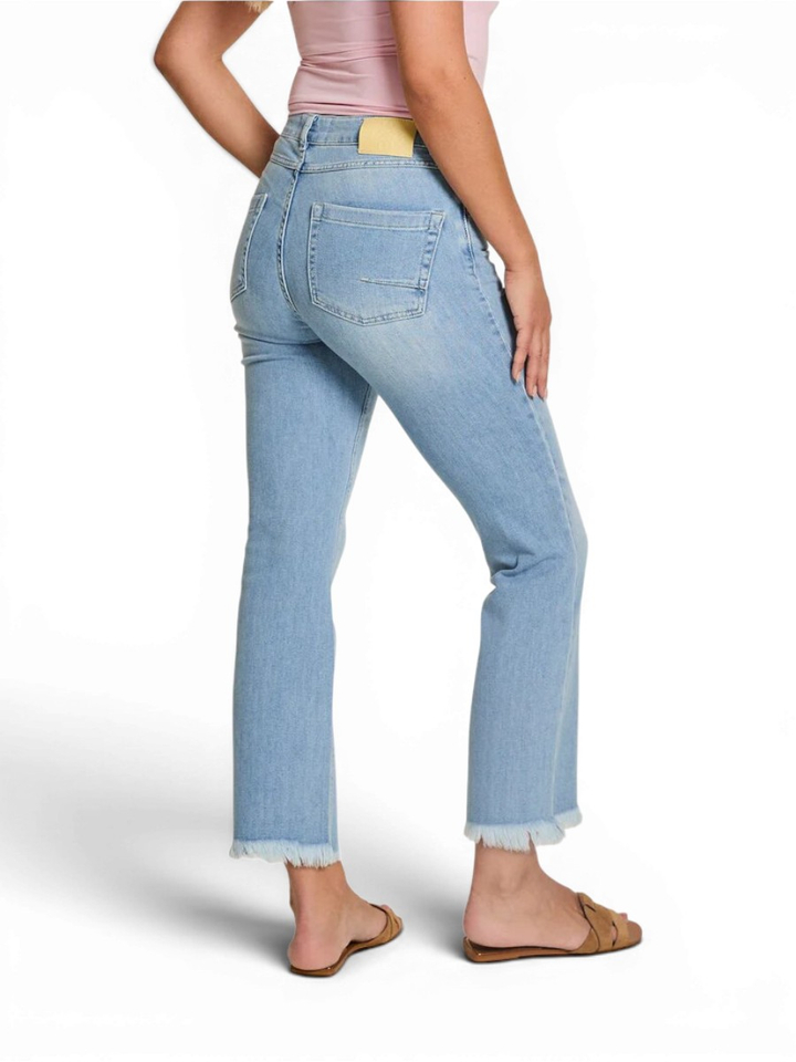 Blauwe flared jeans detail onderaan Mila Para Mi