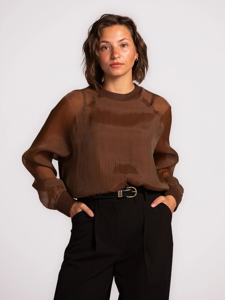 Donkerbruine organza blouse met lange mouwen Maaike Les Soeurs