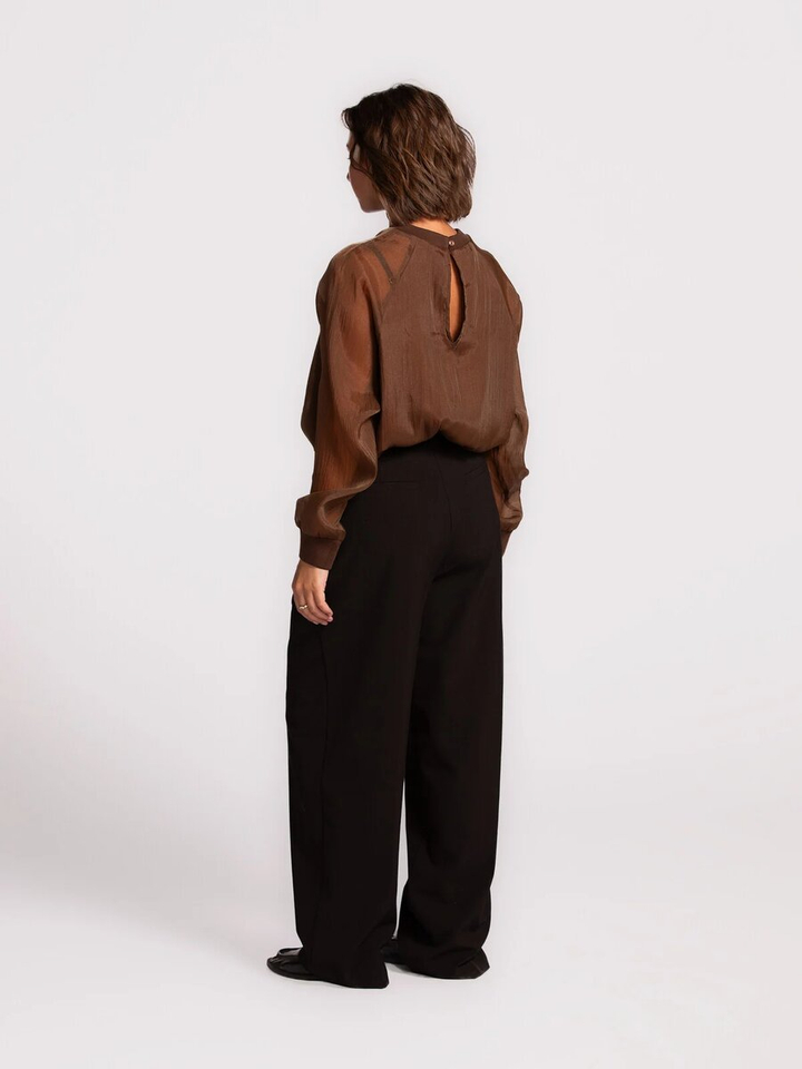 Donkerbruine organza blouse met lange mouwen Maaike Les Soeurs