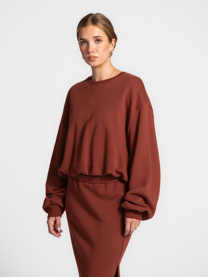 Bordeaux kleurige korte oversized trui met strop onderaan 