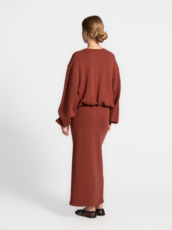 Bordeaux kleurige korte oversized trui met strop onderaan 