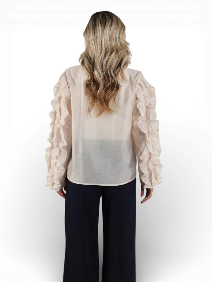 Beige doorzichtige bloes met frul aan de mouw Margriet Nukus