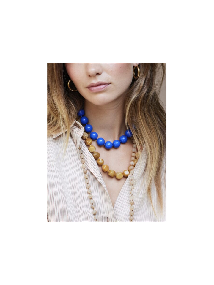 Blauwe korte ketting met grote ronde kralen Ellen Beekmans 