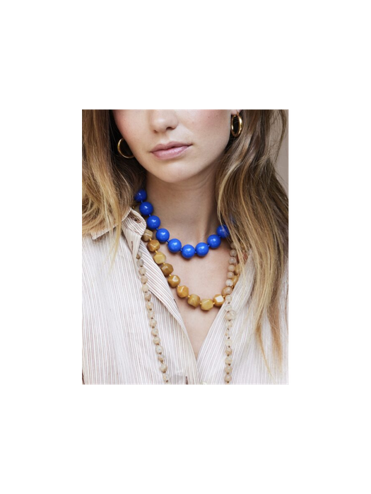 Blauwe korte ketting met grote ronde kralen Ellen Beekmans