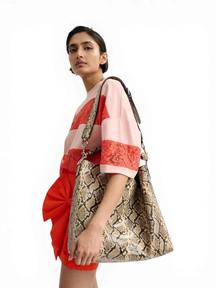 Bruine en zwarte glanzende shopper met slangenprint joran Essentiel 