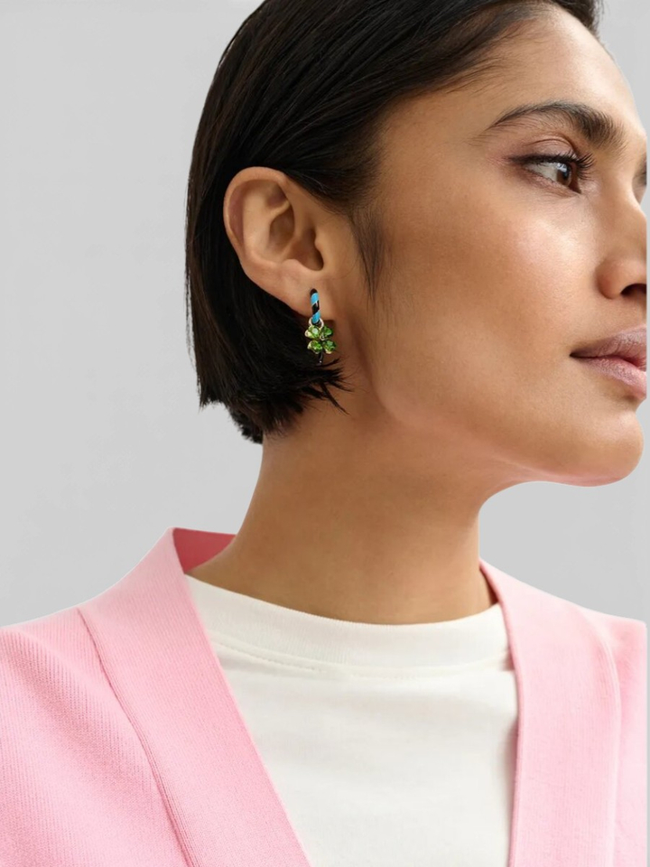 Lichtblauwe en donkergroene oorringen met hangers in de vorm van een eekhoorn en een klavertje Jover Essentiel