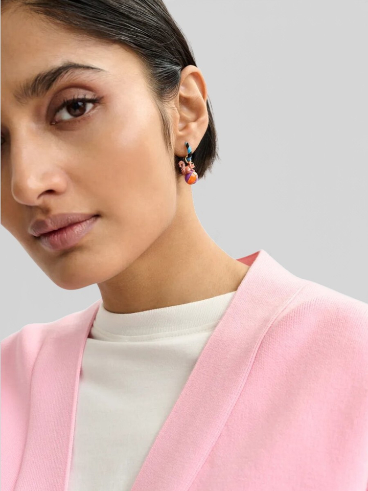 Lichtblauwe en donkergroene oorringen met hangers in de vorm van een eekhoorn en een klavertje Jover Essentiel