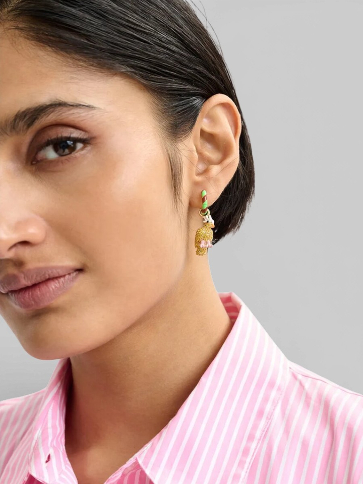 Groene en bruine oorringen met hangers in de vorm van een vogel en een mannetje Jhally Essentiel 