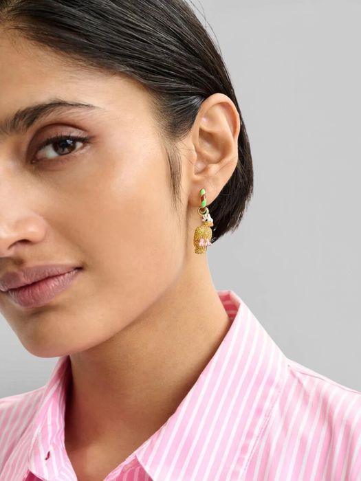 Groene en bruine oorringen met hangers in de vorm van een vogel en een mannetje Jhally Essentiel