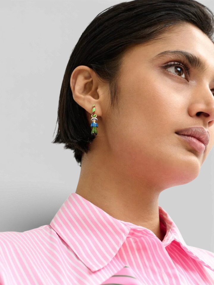 Groene en bruine oorringen met hangers in de vorm van een vogel en een mannetje Jhally Essentiel 