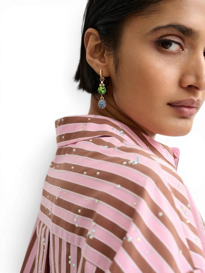 Gouden oorbellen met roze teckel en groene en blauwe stras Jerod Essentiel 