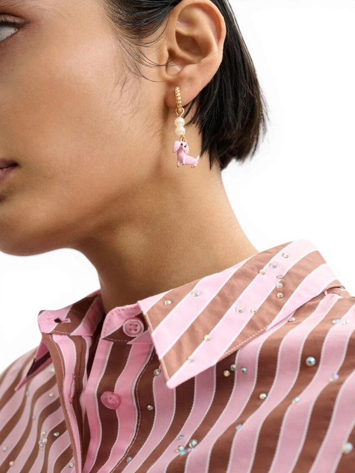 Gouden oorbellen met roze teckel en groene en blauwe stras Jerod Essentiel 