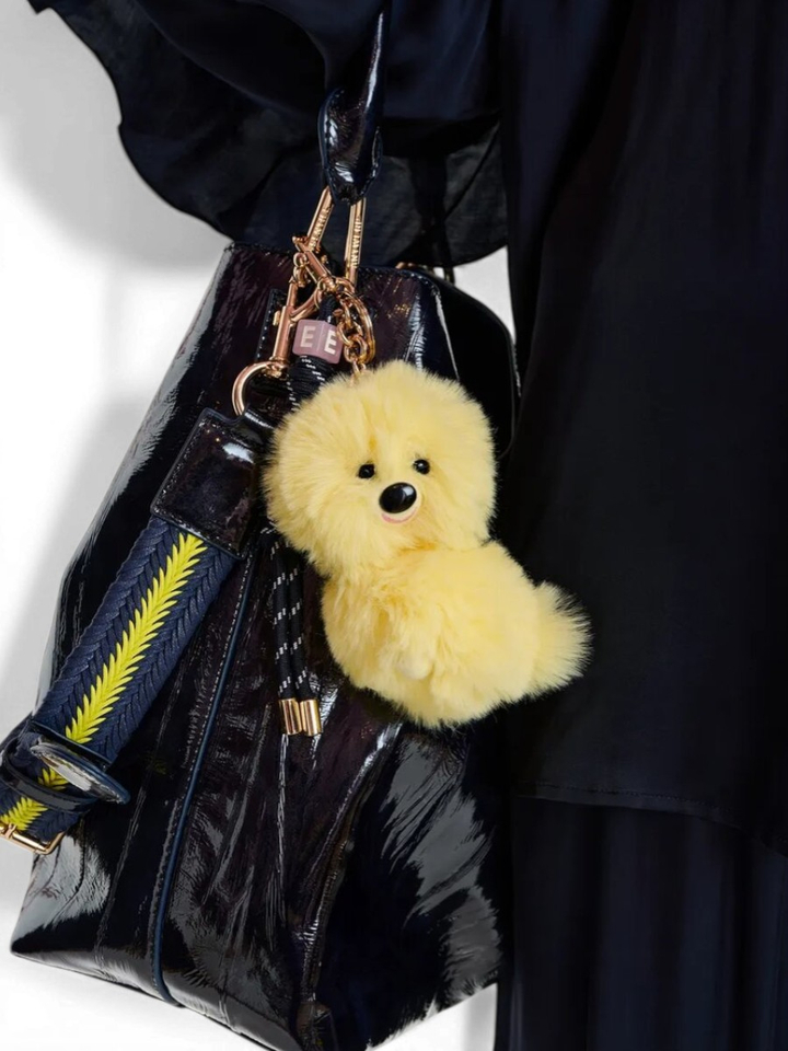 Gele bag charm met hond en zwart koorddetail Jaci Essentiel