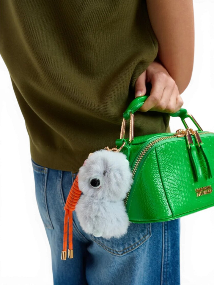 Lichtblauwe bag charm met hond en oranje koorddetail Jaci Essentiel