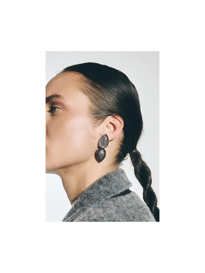 Grey oorbellen Maret Laurence Delvallez 