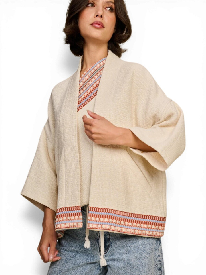 Beige vest met driekwartsmouwen en een opvallende, kleurrijke afwerking Rules The Label