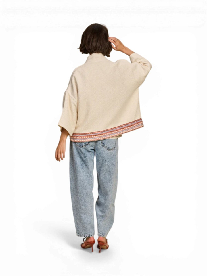 Beige vest met driekwartsmouwen en een opvallende, kleurrijke afwerking Rules The Label