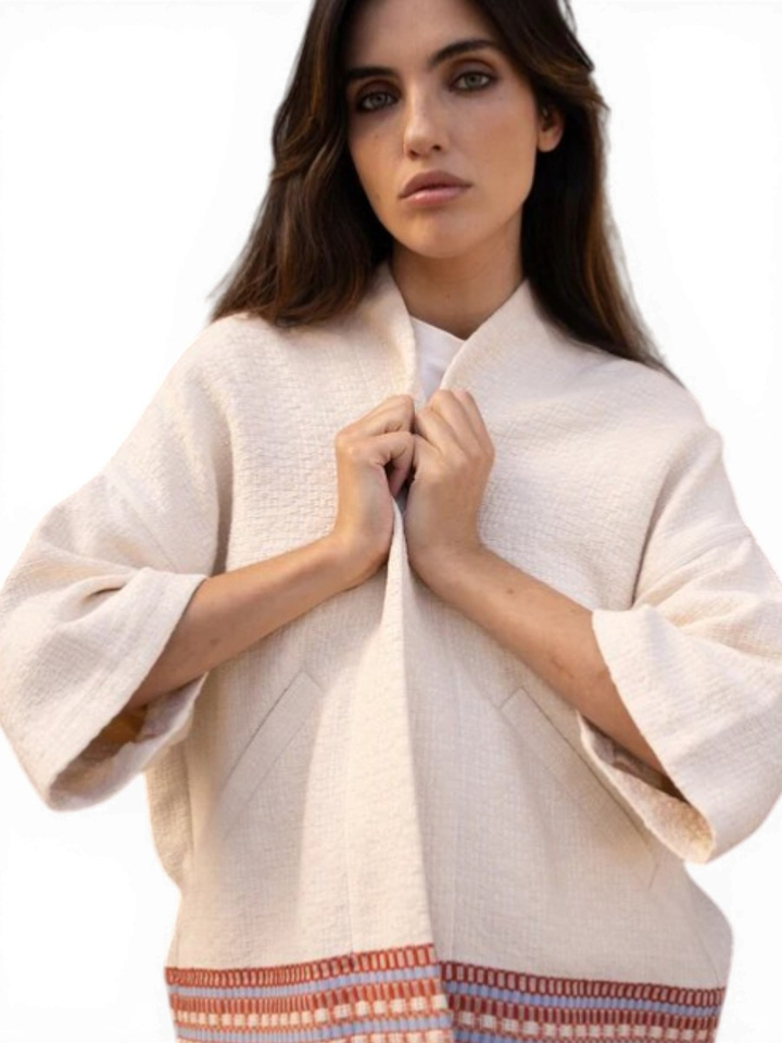 Beige vest met driekwartsmouwen en een opvallende, kleurrijke afwerking Rules The Label