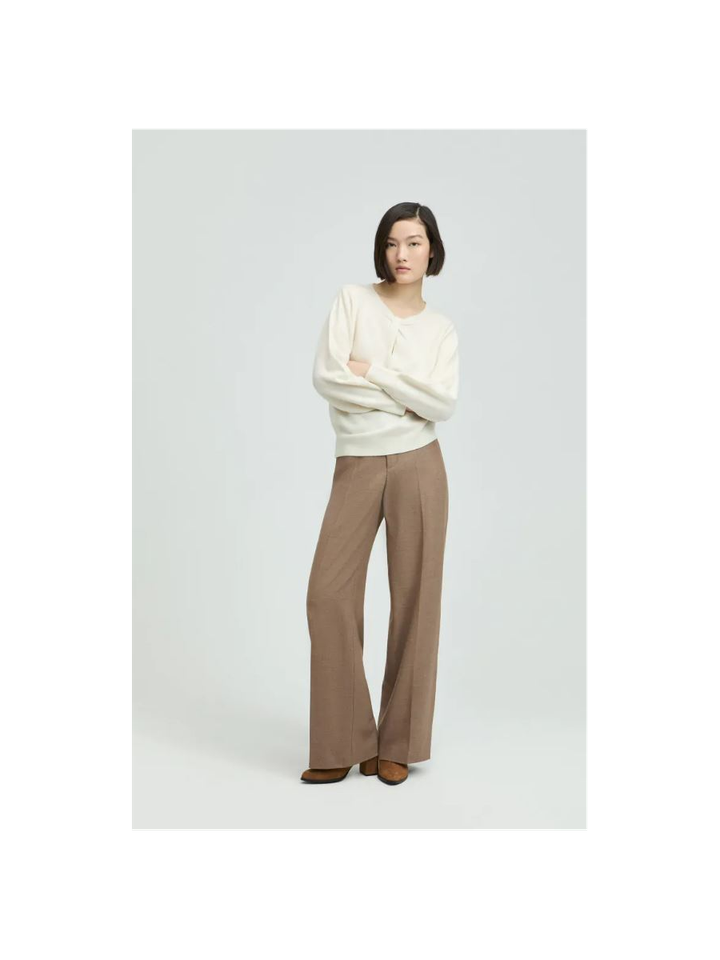Witte wollen pull met detail aan de hals Arisa Xandres 