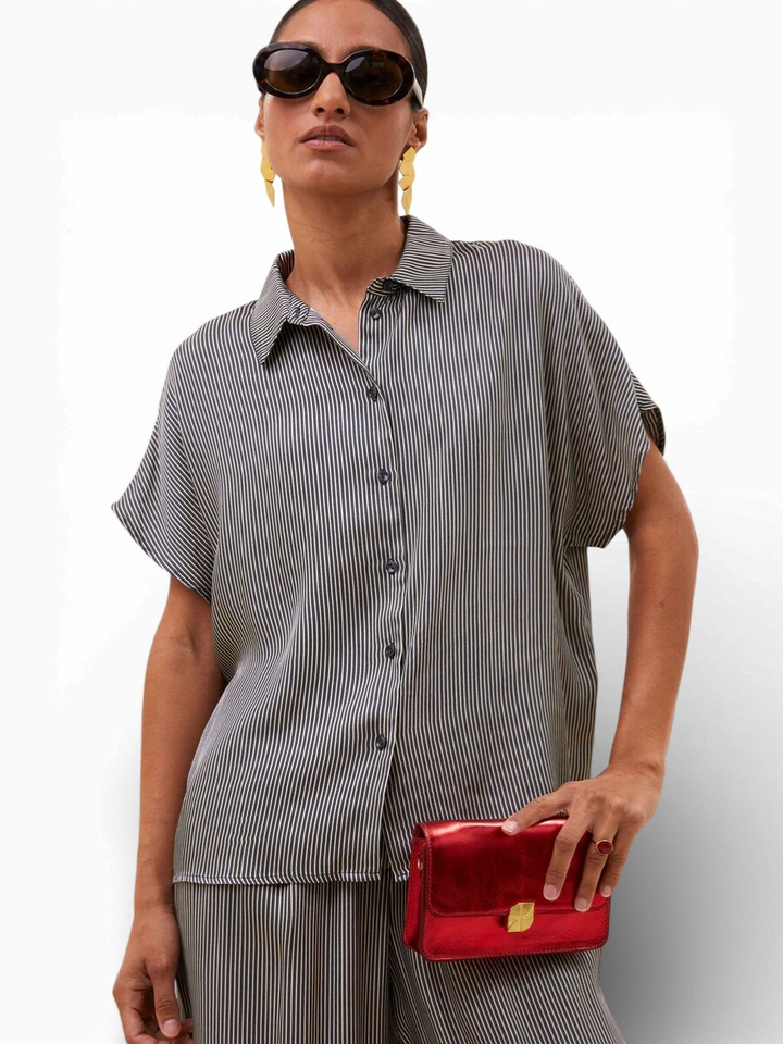 Donkerblauwe gestreepte bloes in satijn look Barley Sily By-Bar