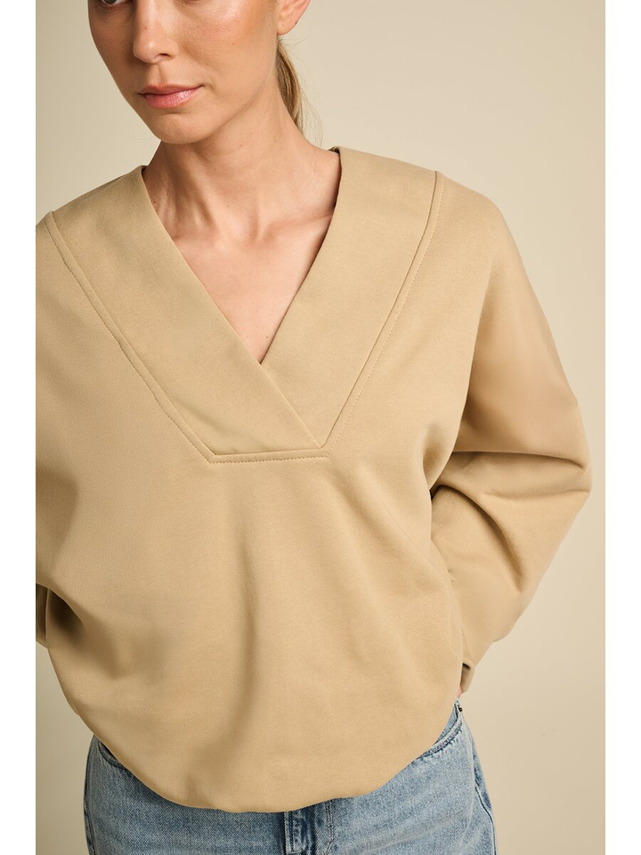 Beige oversized sweater met v-hals Tranquil March23