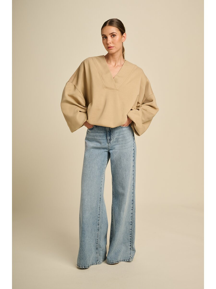 Beige oversized sweater met v-hals Tranquil March23