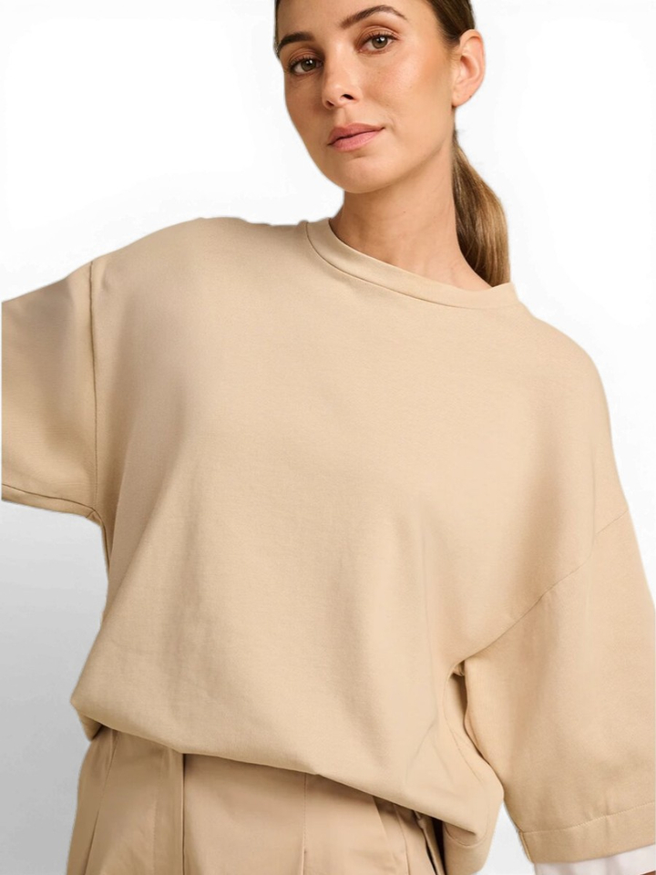 Beige T-shirt met witte mouwen Travel March23