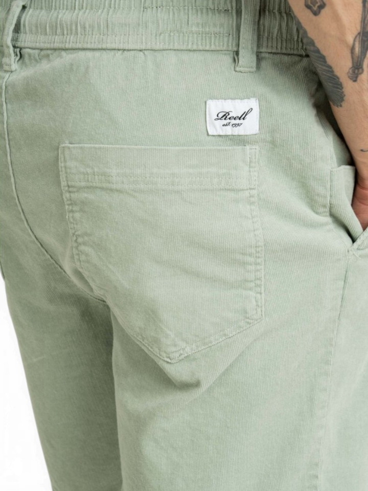 Groene ribfluwelen short Reell 