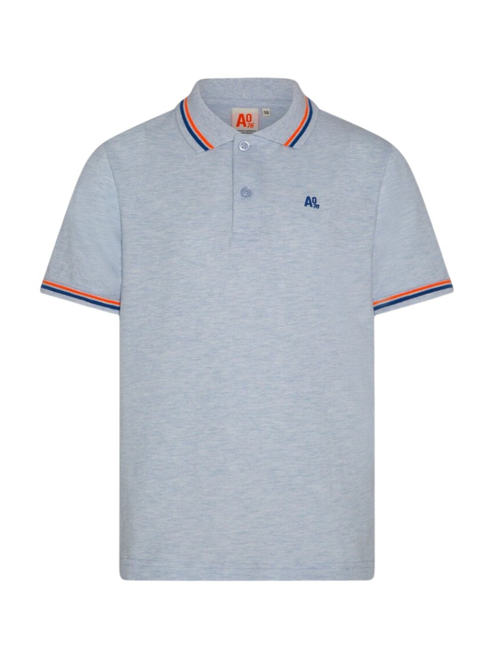 Lichtblauwe polo met kleur detail aan de kraag AO76 
