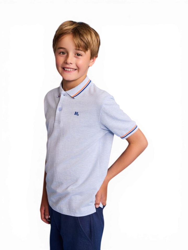 Lichtblauwe polo met kleur detail aan de kraag AO76 