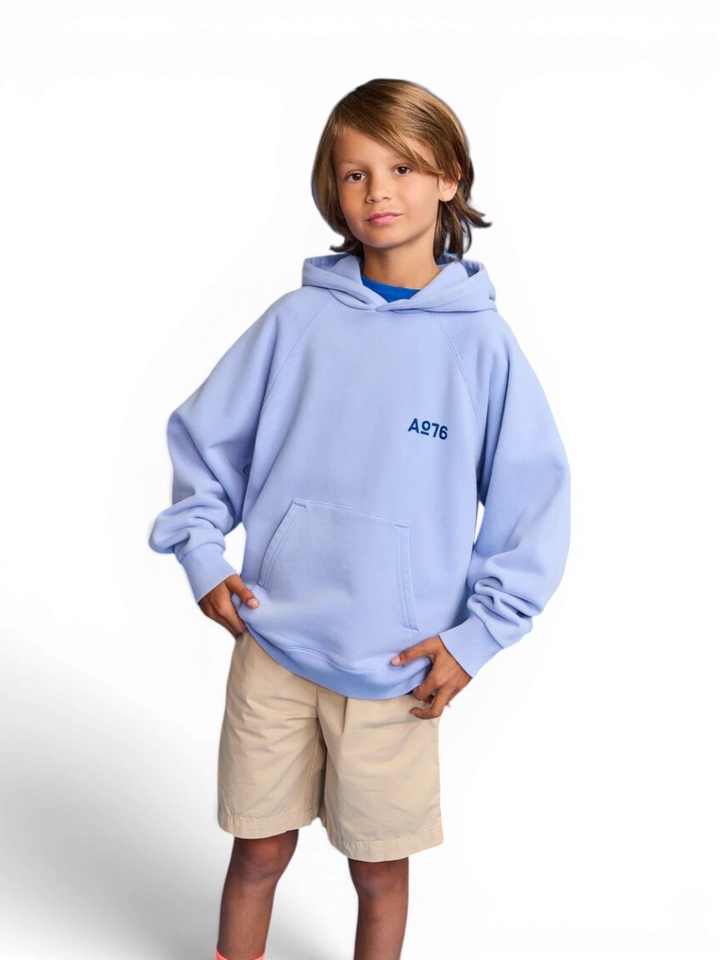 Blauwe sweater met kap en print AO76