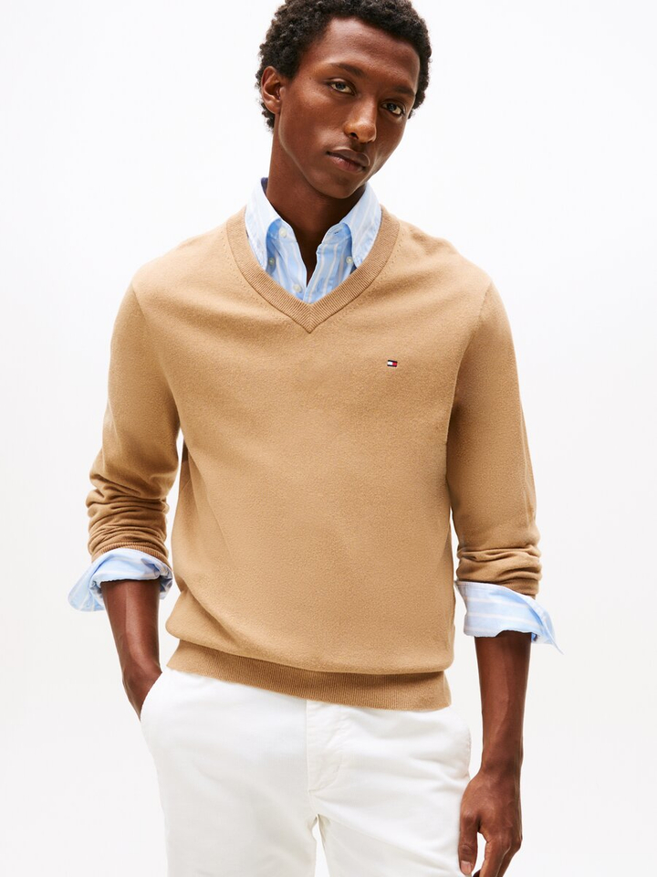Camelkleurige pull met v-hals en merklogo Tommy Hilfiger