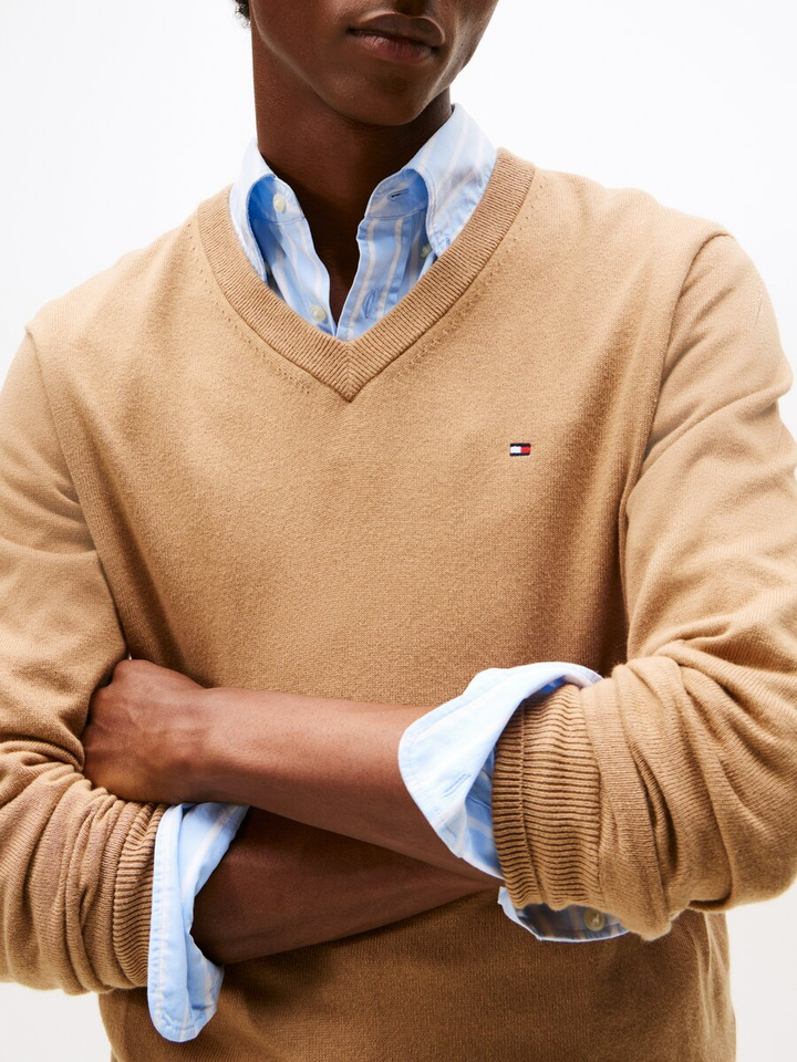 Camelkleurige pull met v-hals en merklogo Tommy Hilfiger