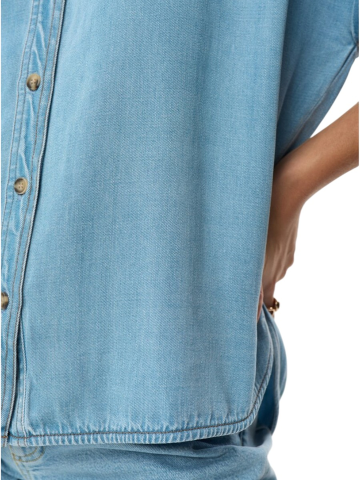 Blauwe soepelvallende jeansbloes Elida Numph