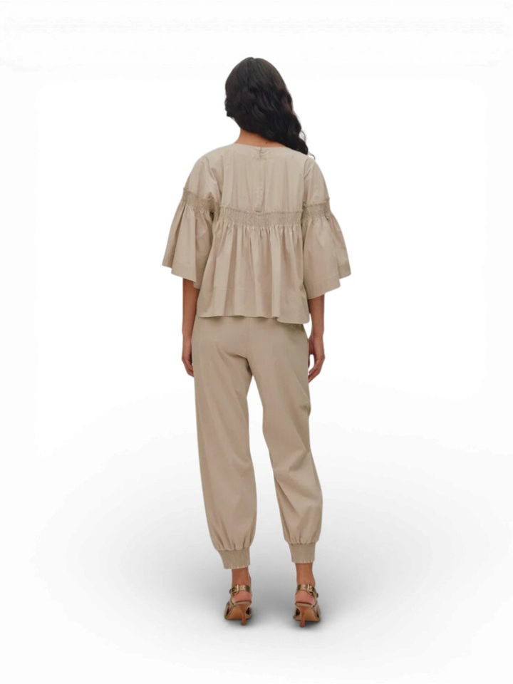 Beige katoenen bloes met smok Efil Rabens Saloner 