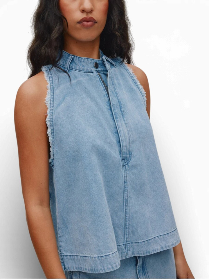 Blauwe mouwloze jeanstop met uitgerafelde mouwen Faya Rabels Saloner