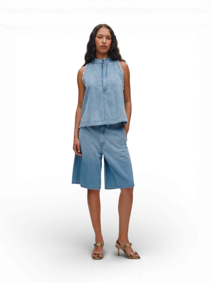 Blauwe mouwloze jeanstop met uitgerafelde mouwen Faya Rabels Saloner