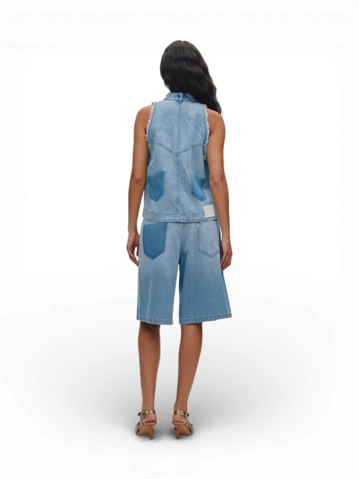 Blauwe mouwloze jeanstop met uitgerafelde mouwen Faya Rabels Saloner